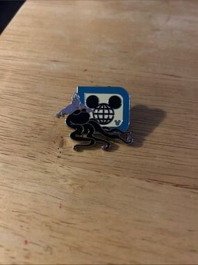 Disney Ursula D Mystery Pin